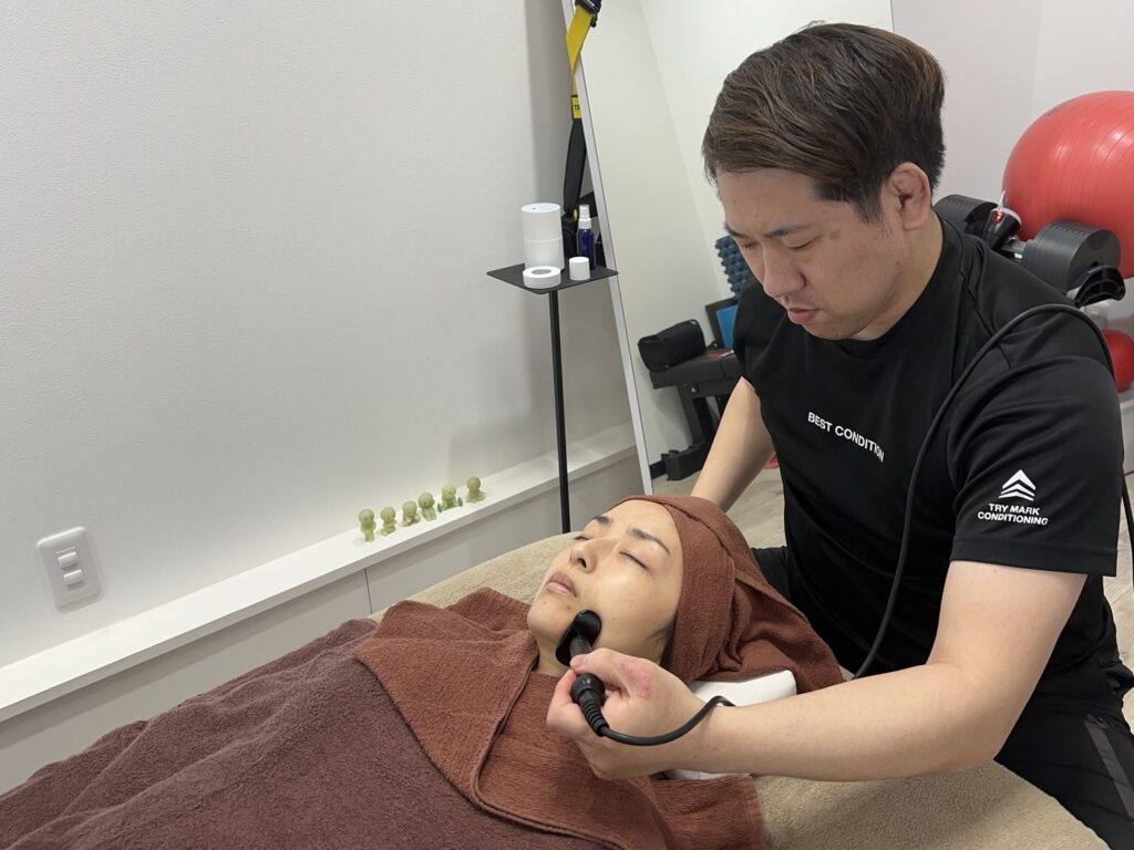 顔まわりをラジオ波でケアするフェイシャル施術中の様子