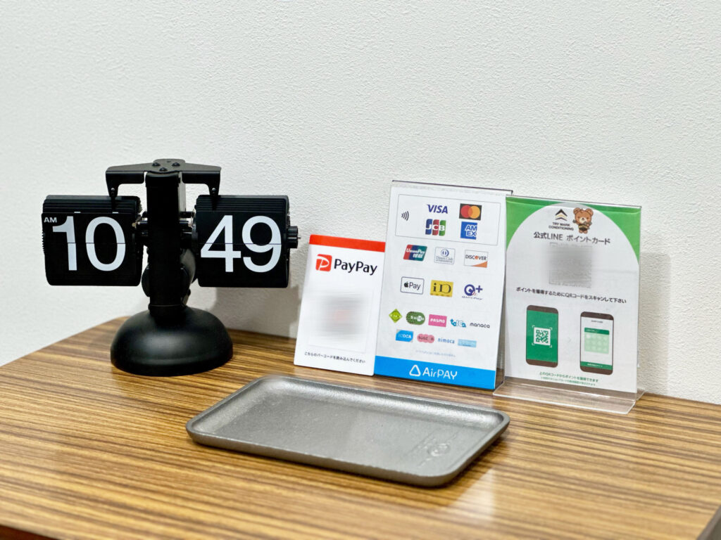 お会計のテーブル周り写真。