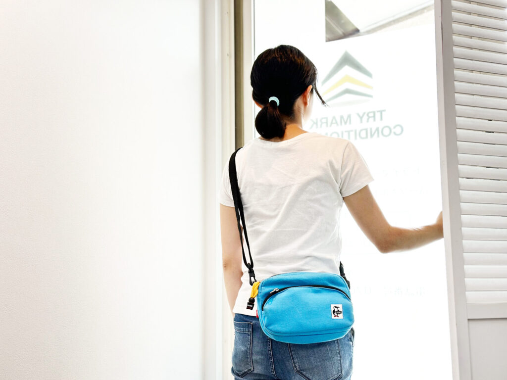 施術後の見送りシーン。