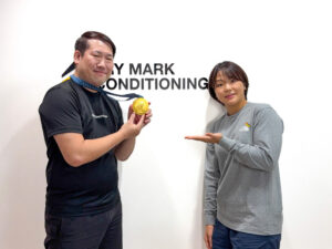 パリ五輪金メダリスト・藤波朱理選手とTMC代表の記念写真