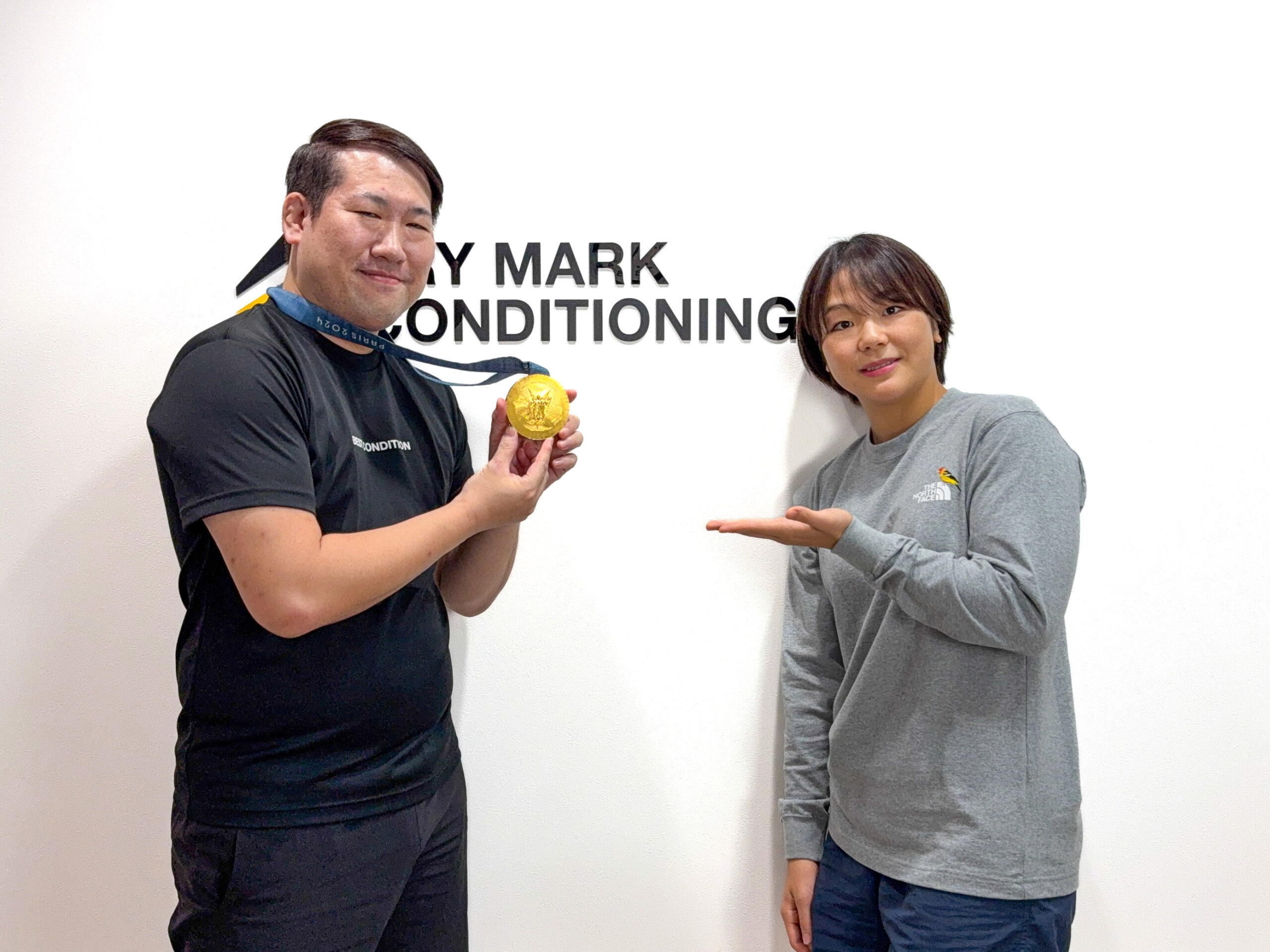 スポーツトレーナー活動 パリ五輪金メダリスト・藤波朱理選手とTMC代表との記念写真