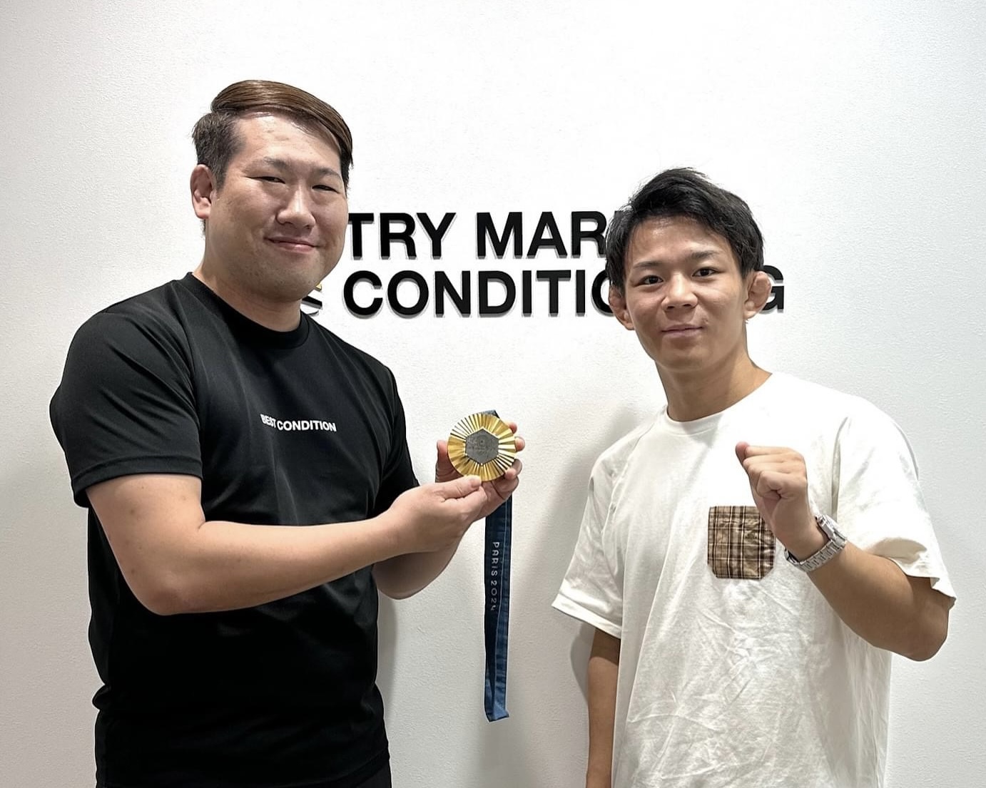 スポーツトレーナー活動 パリ五輪金メダリスト・樋口黎選手とTMC代表との記念写真