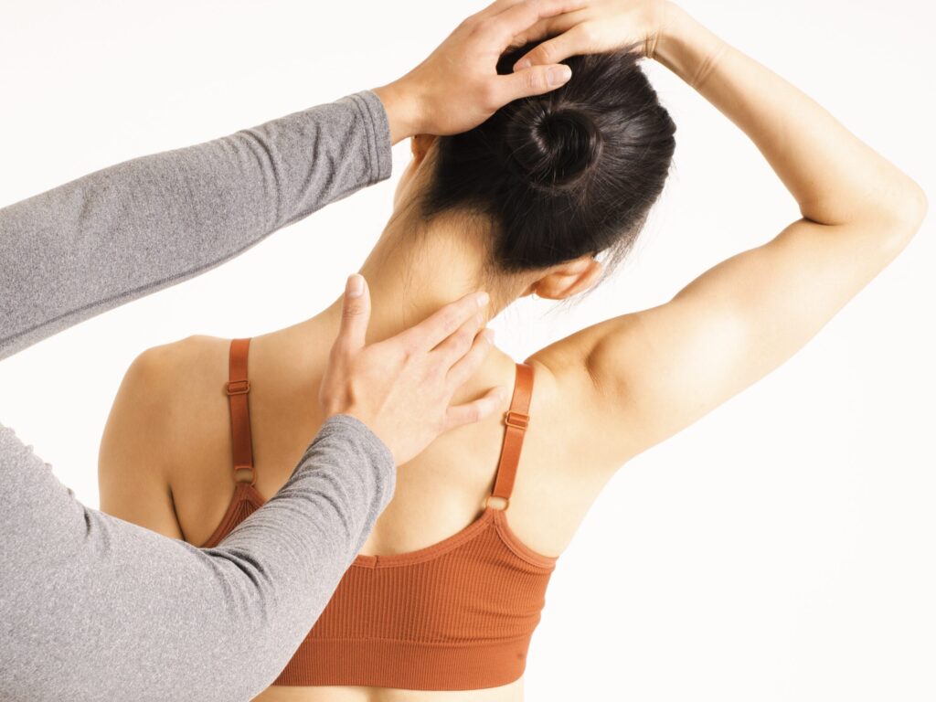 肩のストレッチ風景。柔軟性改善イメージ。