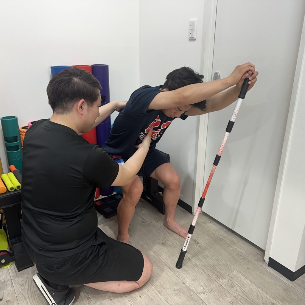 「アシスティックを使って胸郭ケアを指導している様子」