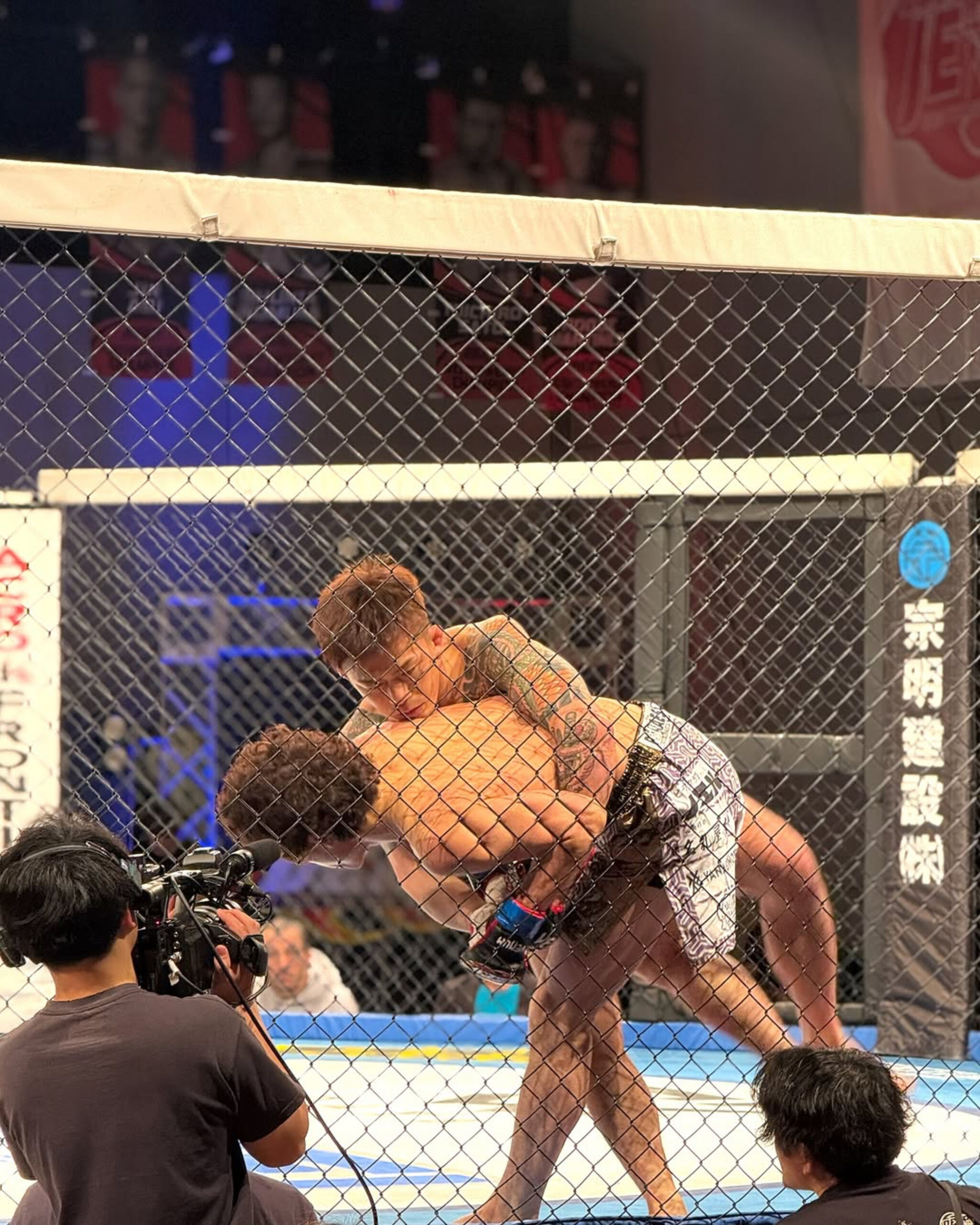 スポーツトレーナー活動 MMA 杉山廣平選手 DEEP TOKYO IMPACT 2025で勝利した記念ショット(TRY MARK CONDITIONING サポート)