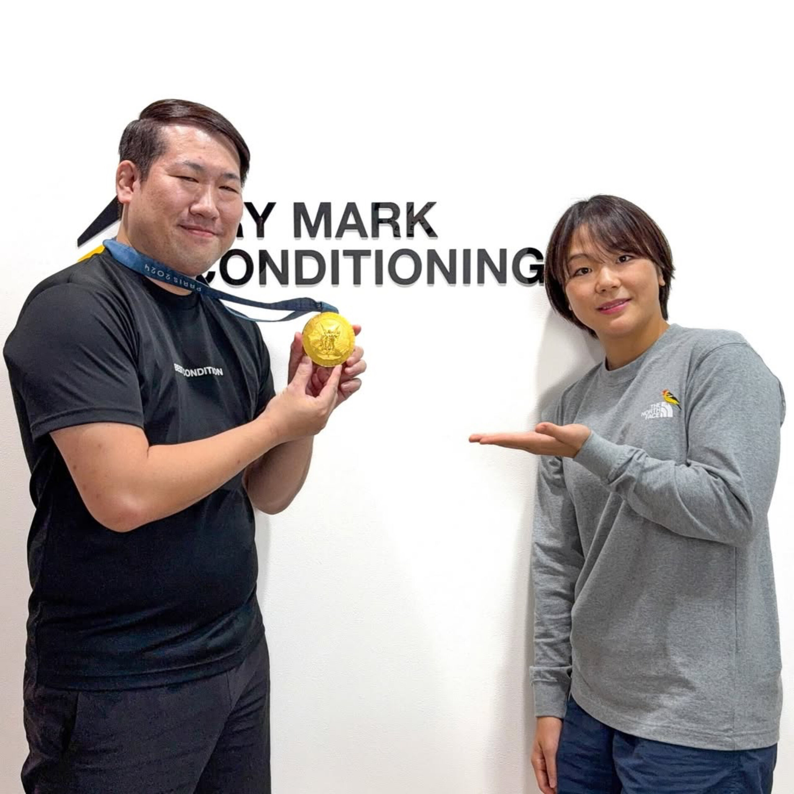 パリ五輪金メダリスト 藤波朱理選手との記念写真｜TMCにて試合前の最終調整をサポート