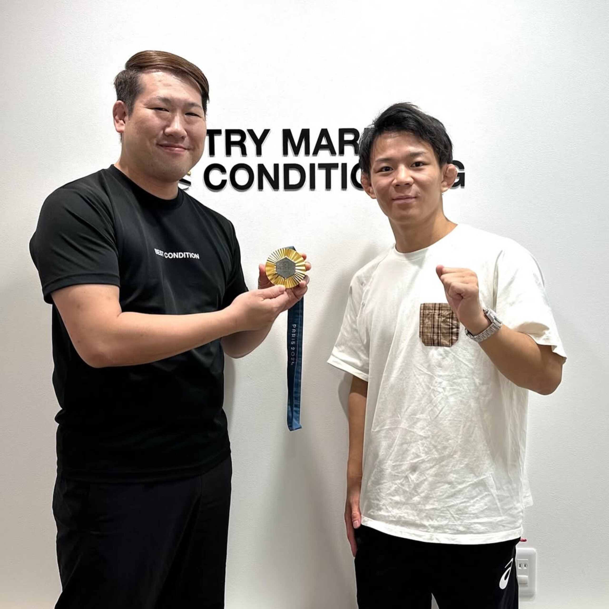 パリ五輪金メダリスト 樋口黎選手との記念写真｜疲労回復整体による大会前の仕上げサポート