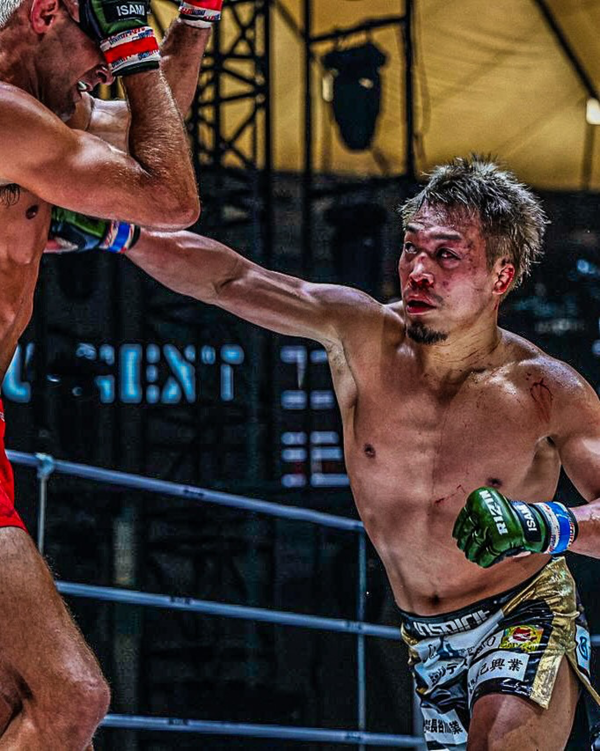 スポーツトレーナー活動 格闘技MMA|RIZIN男祭りで世界戦に挑んだ太田忍選手を東京ドームでサポート観戦した記念ショット(TRY MARK CONDITIONING)
