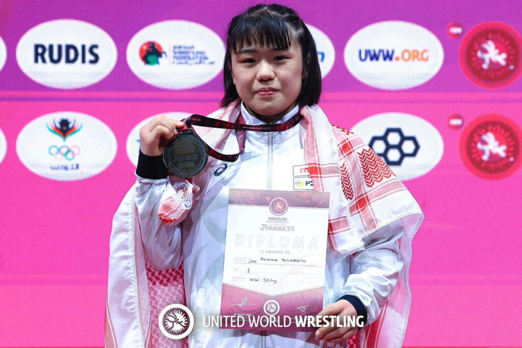 レスリングアジア選手権大会で3度目の優勝を果たした吉元玲美那選手の記念ショット（TRY MARK CONDITIONINGサポート）
