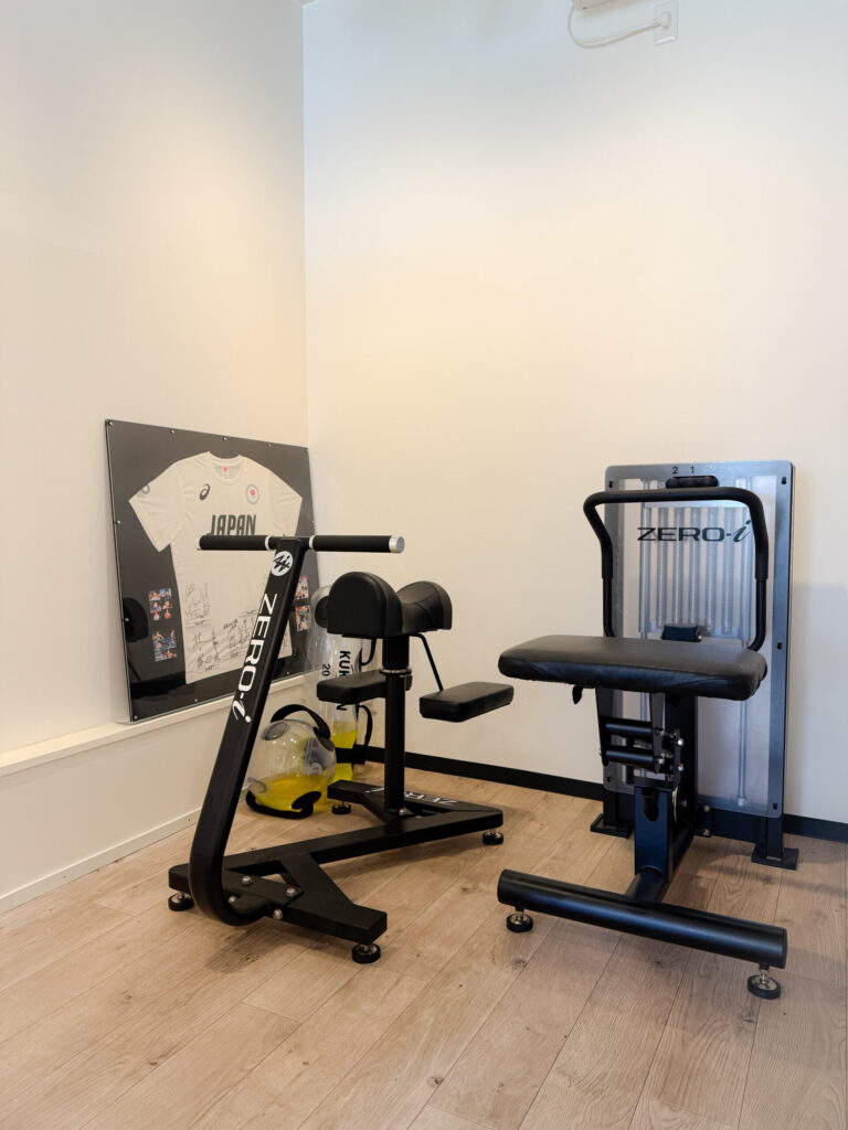 TMCに設置されたZERO-iストレッチマシン。骨盤・胸郭・肩周りの柔軟性を引き出す専用機器