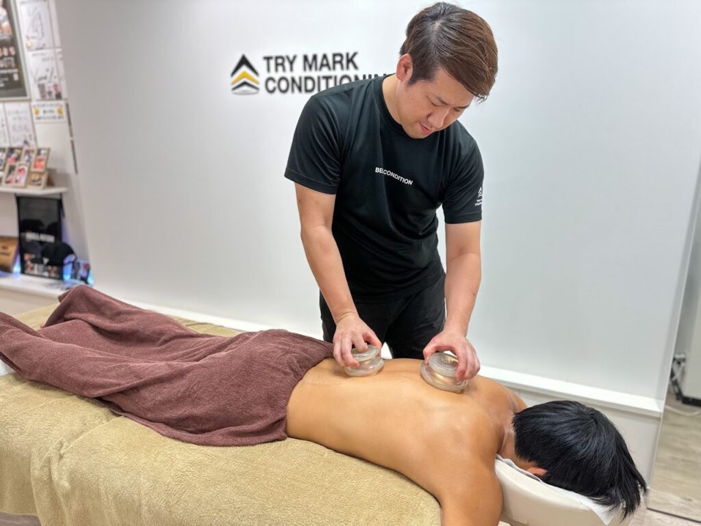 シリコンカップを使ったファンクショナルカッピング施術中の様子