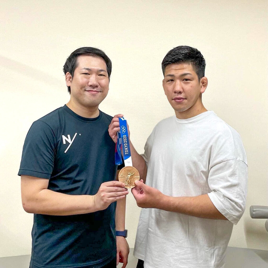 銅メダリスト 屋比久翔平選手 記念写真｜東京五輪