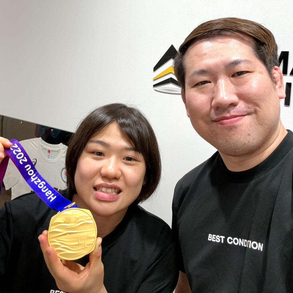 スポーツトレーナー活動 2023レスリングアジア大会 金メダリスト 吉元玲美那選手と記念写真