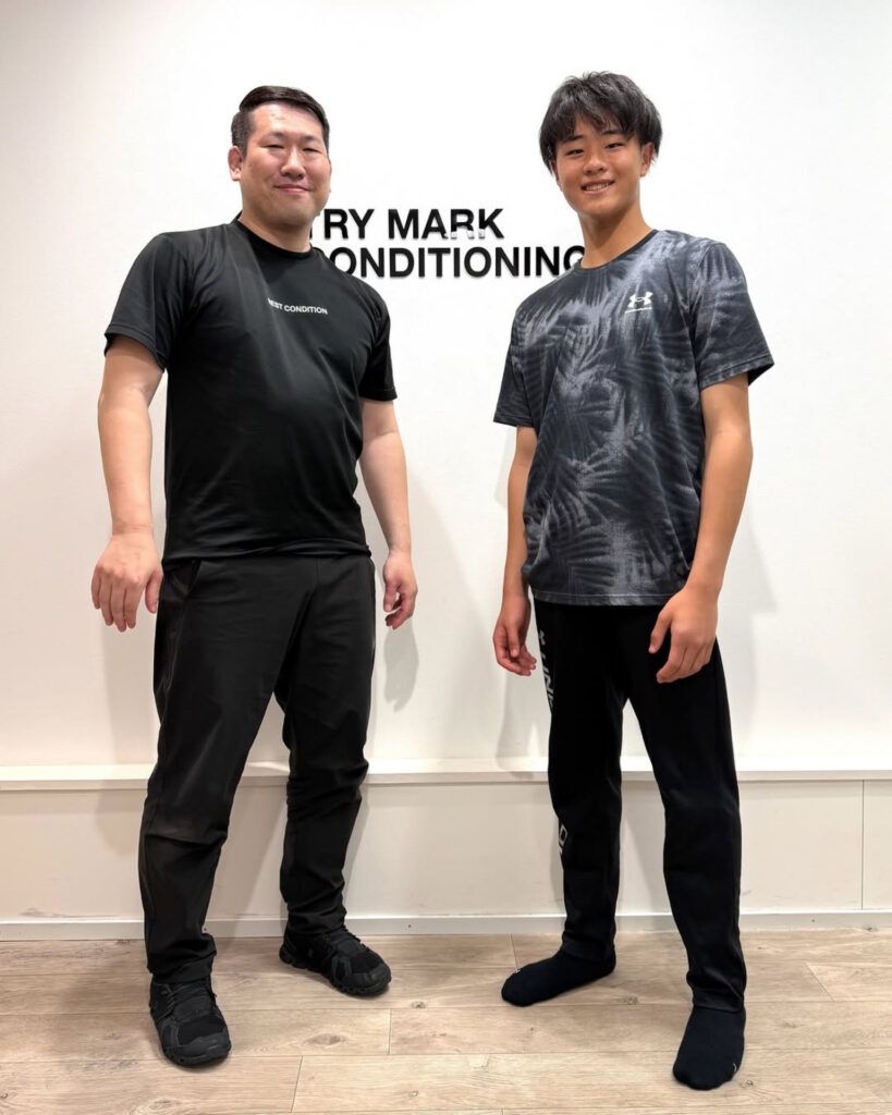 「ジュニアユースサッカー選手・大屋湊亮選手との記念写真。