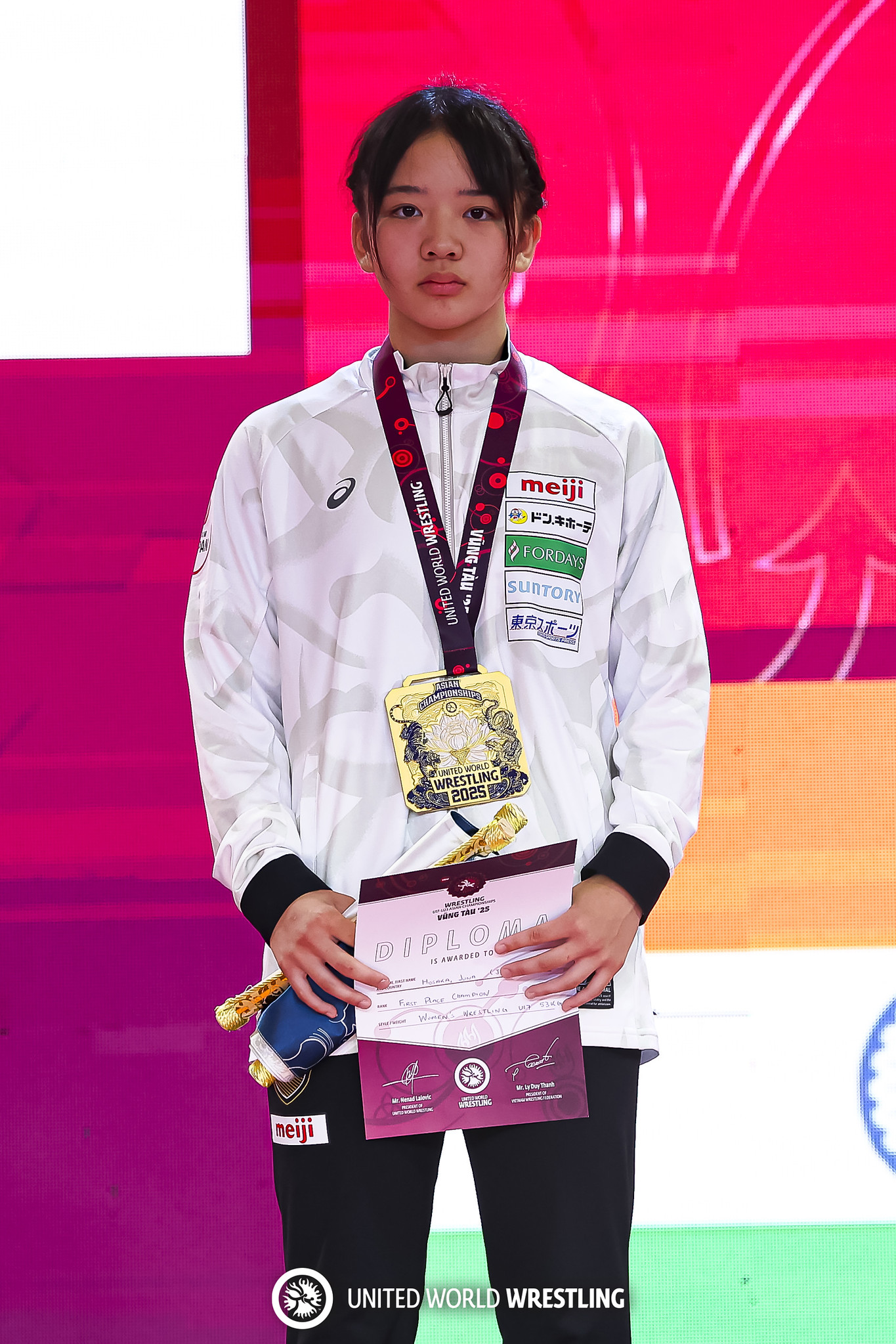 金メダルと賞状を手にした保坂選手