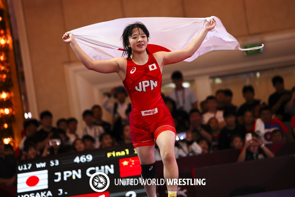 アジア選手権優勝後、日本国旗を掲げて笑顔を見せる保坂樹奈選手（U17女子53kg級）