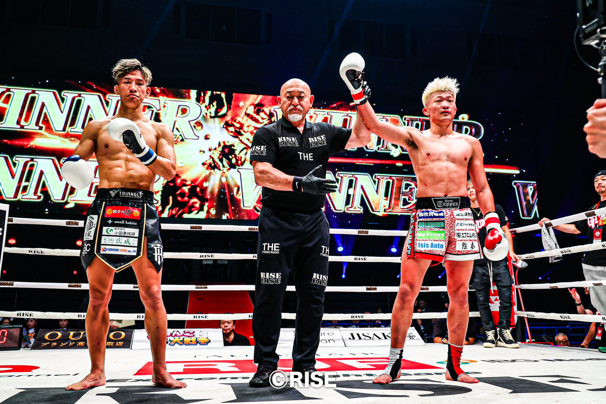 RISE WORLD SERIES 2025で勝利を飾ったGAMP選手の試合後シーン