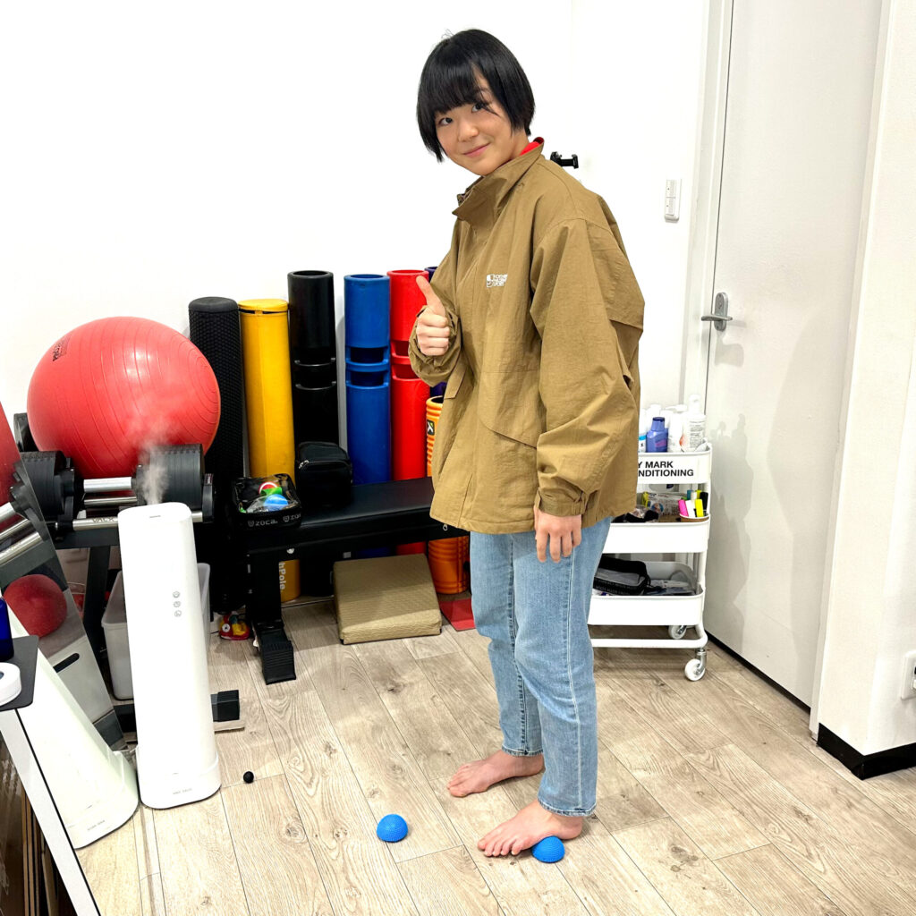 藤波朱理選手(五輪金メダリスト)へのナボソニューロボール使用指導の様子