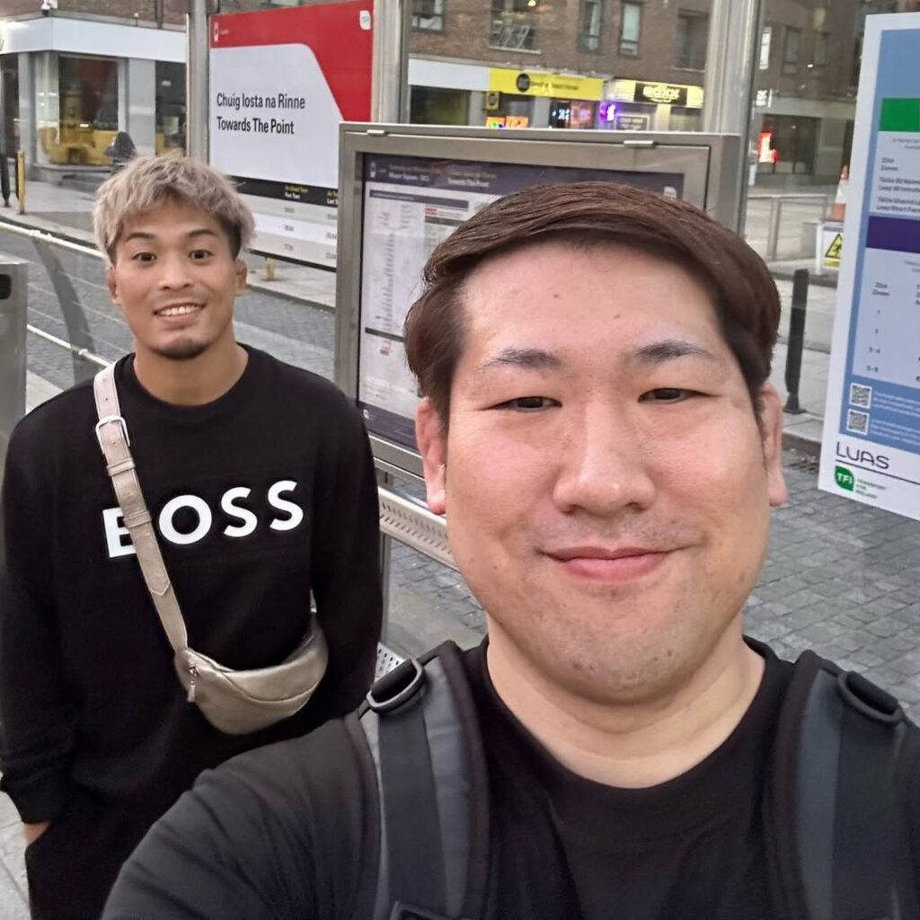 アイルランド・ダブリンの街中で太田忍選手と移動するトレーナー加藤。現地入り初日の1コマ