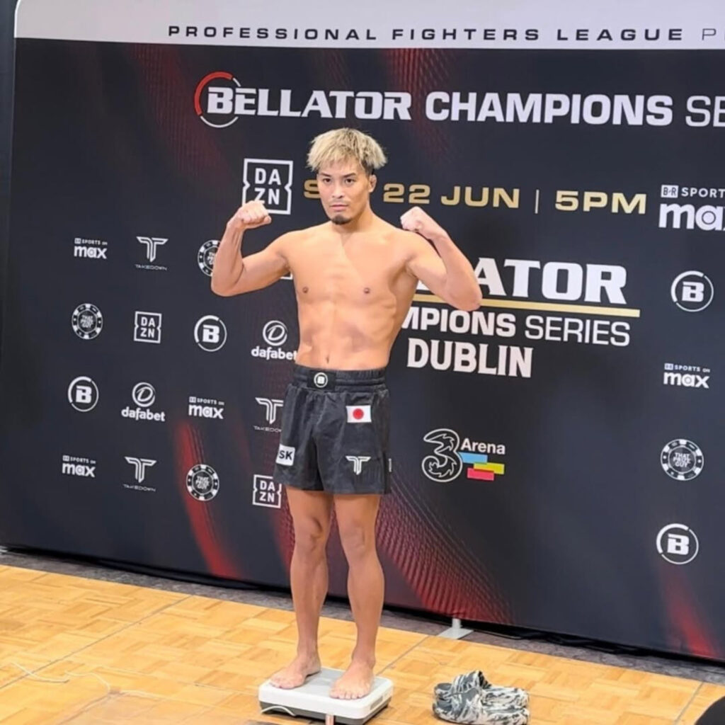 BELLATORの公式計量にてポーズを決める太田忍選手。堂々と体を仕上げた姿