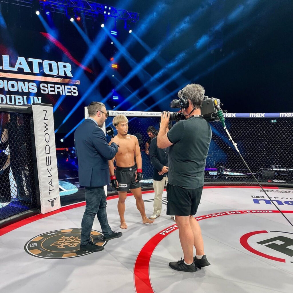 勝利後、リング上でインタビューを受ける太田忍選手。全てを出し切った堂々の姿