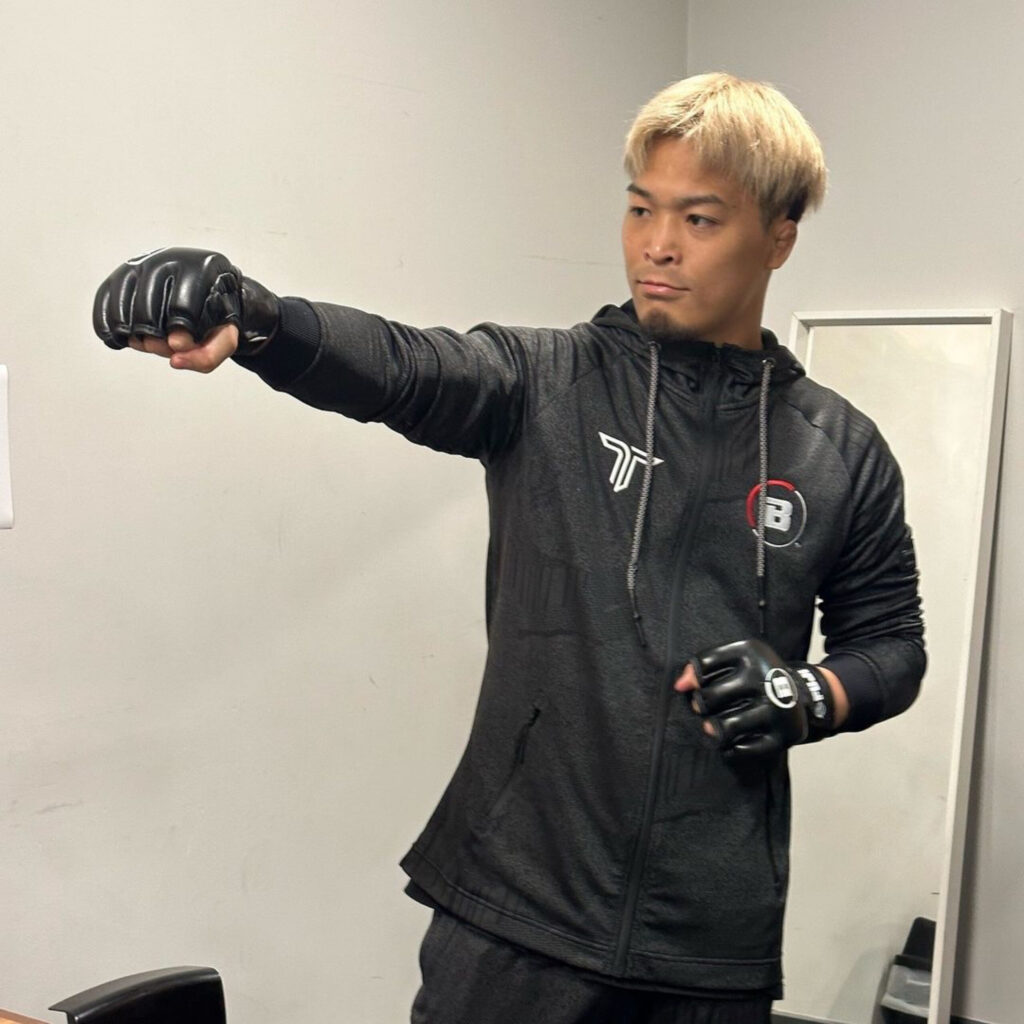 試合直前、グローブを着けて構える太田忍選手。静かな闘志がみなぎる瞬間