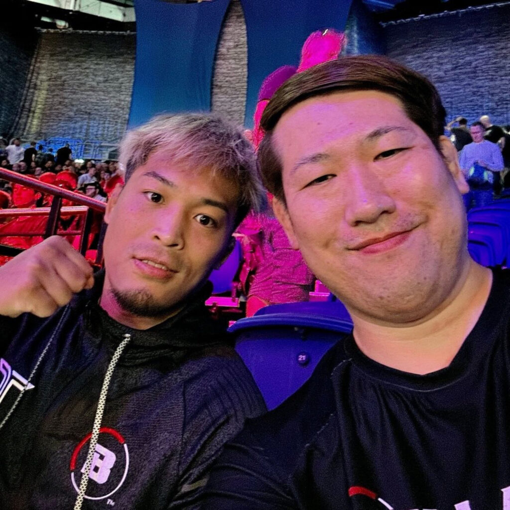 BELLATORの試合を終え、勝利の余韻に浸る太田忍選手とトレーナー加藤のツーショット