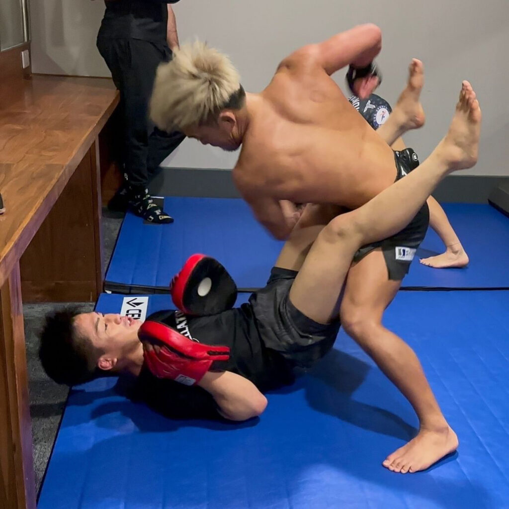 マット上で打撃の感覚を最終確認する太田忍選手。本番に向けて動きの仕上げ