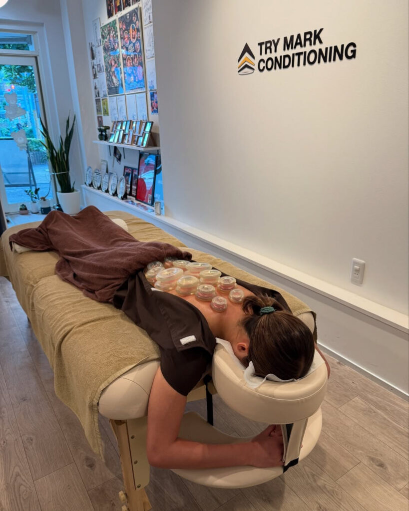 水泳選手の背中にファンクショナルカッピングを施している最終調整の様子（TRY MARK CONDITIONINGにて）