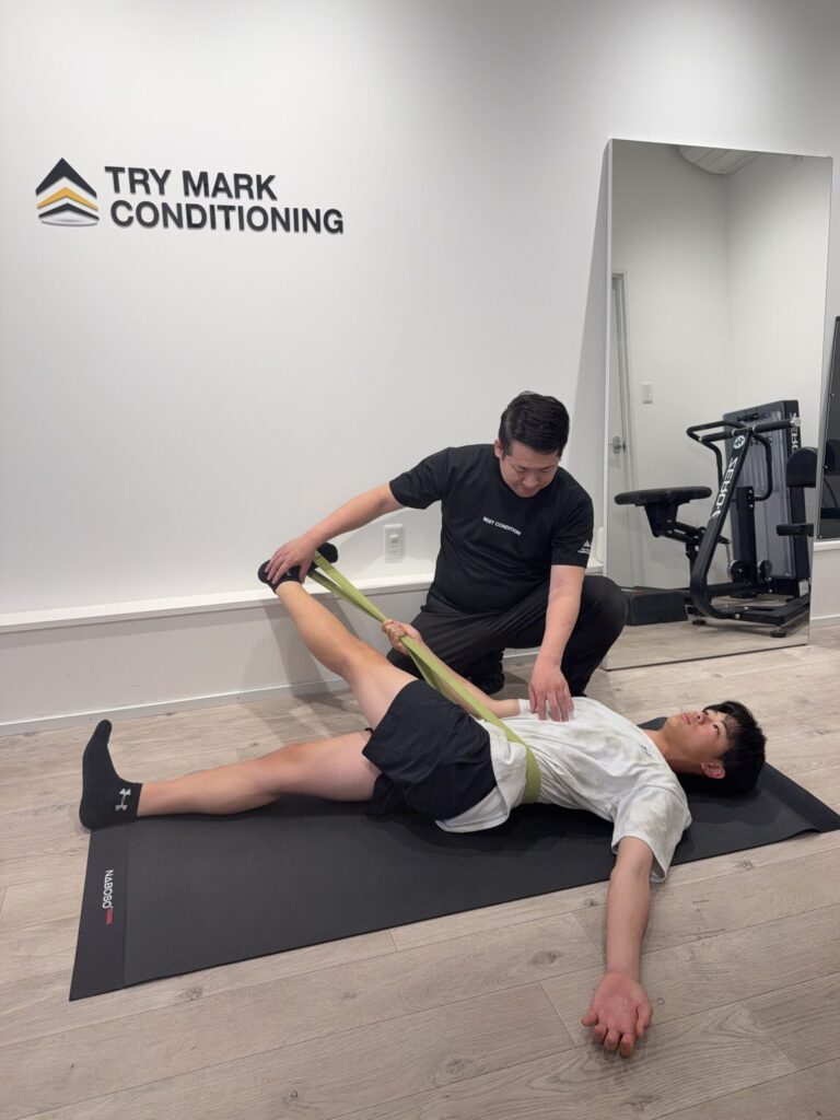 成長期のジュニアサッカー選手のふくらはぎにラジオ波ケアを施し、疲労を効率よく抜いているシーン。