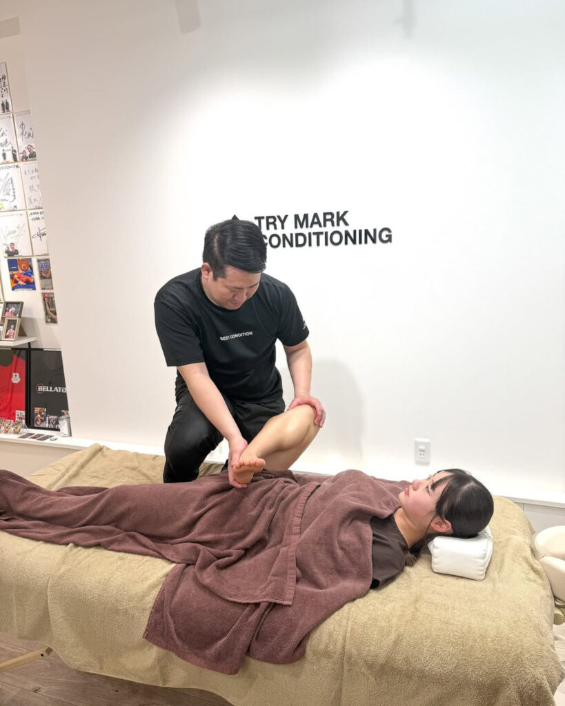 股関節と太ももまわりの柔軟性を高めるパートナーストレッチ風景｜TRY MARK CONDITIONING 柏