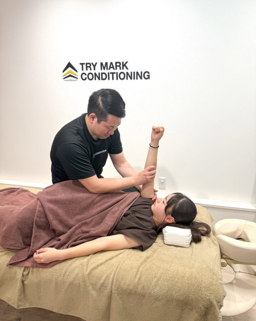 肩甲骨まわりの可動域改善を目的としたパートナーストレッチの様子|TRY MARK CONDITIONING 柏