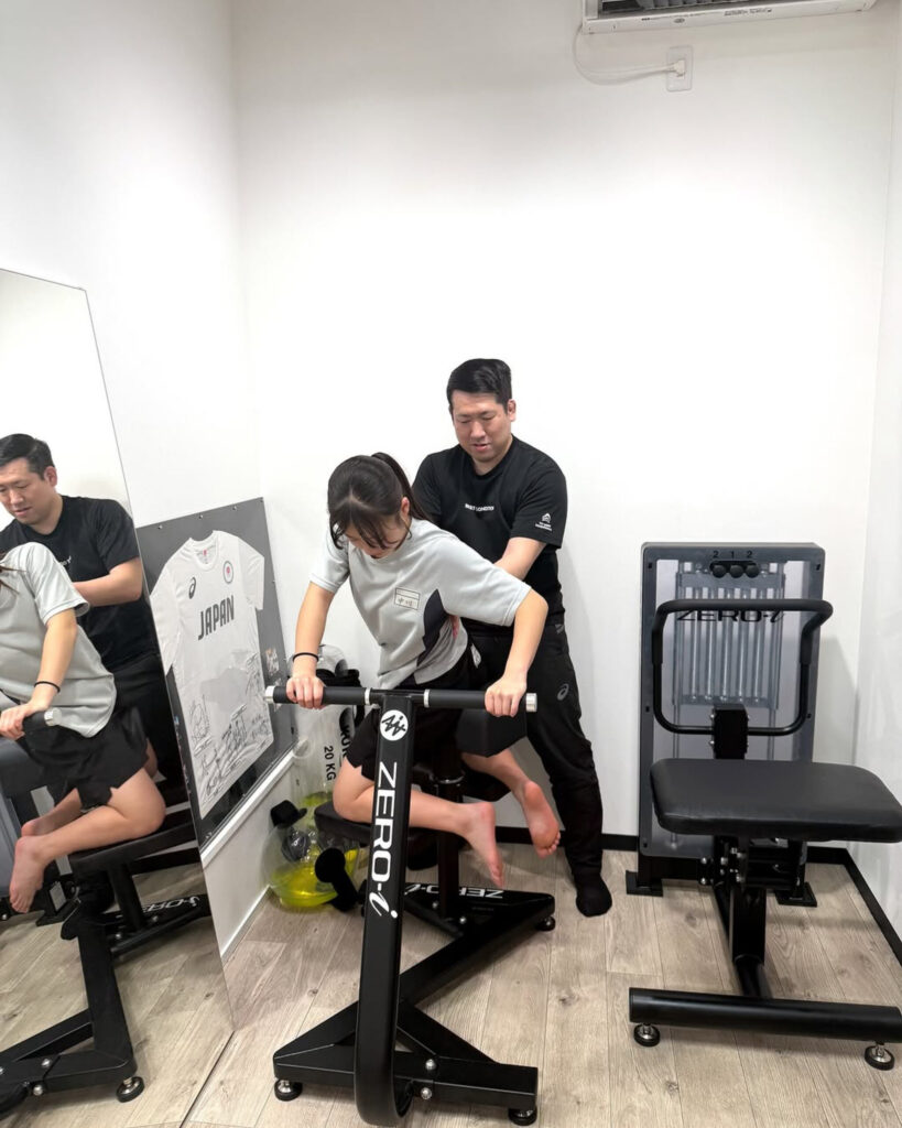 ZERO-iマシンで骨盤・体幹まわりを動的にストレッチする様子｜TRY MARK CONDITIONING 柏