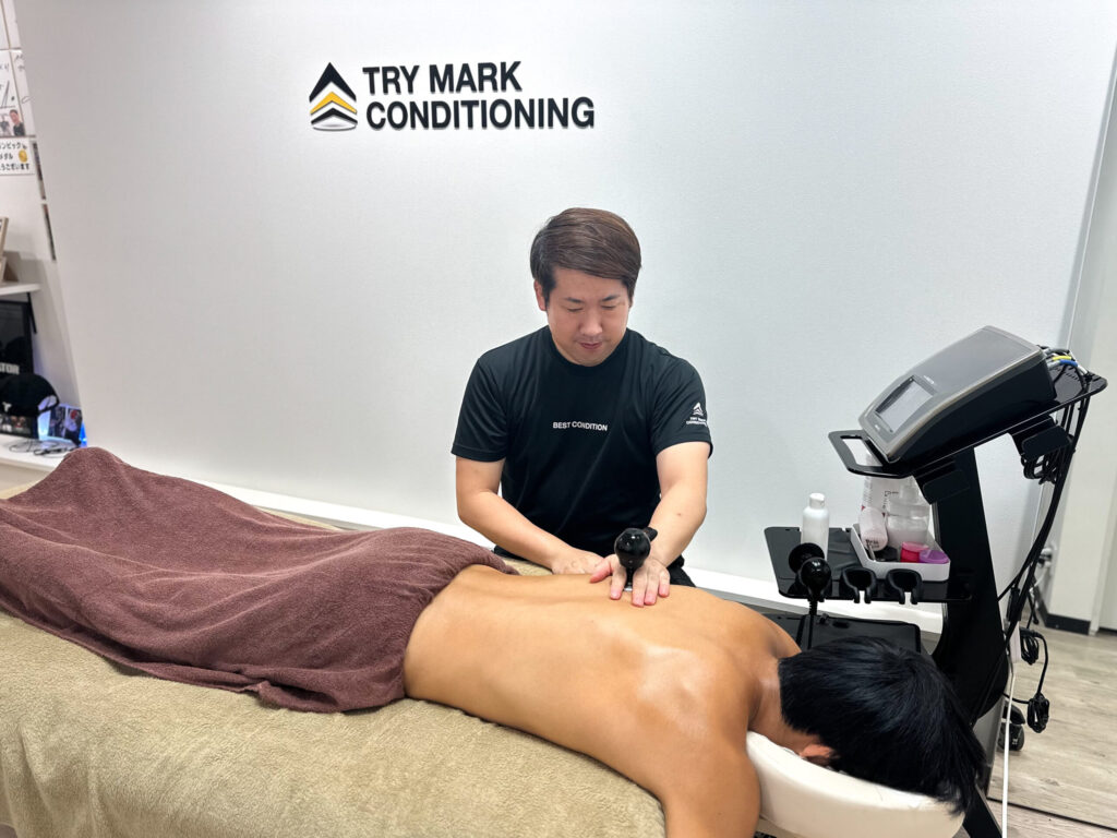 疲労回復整体 TRY MARK CONDITIONINGでのラジオ波温熱ケア施術風景。下半身の深部まで温めて回復力を引き出す様子