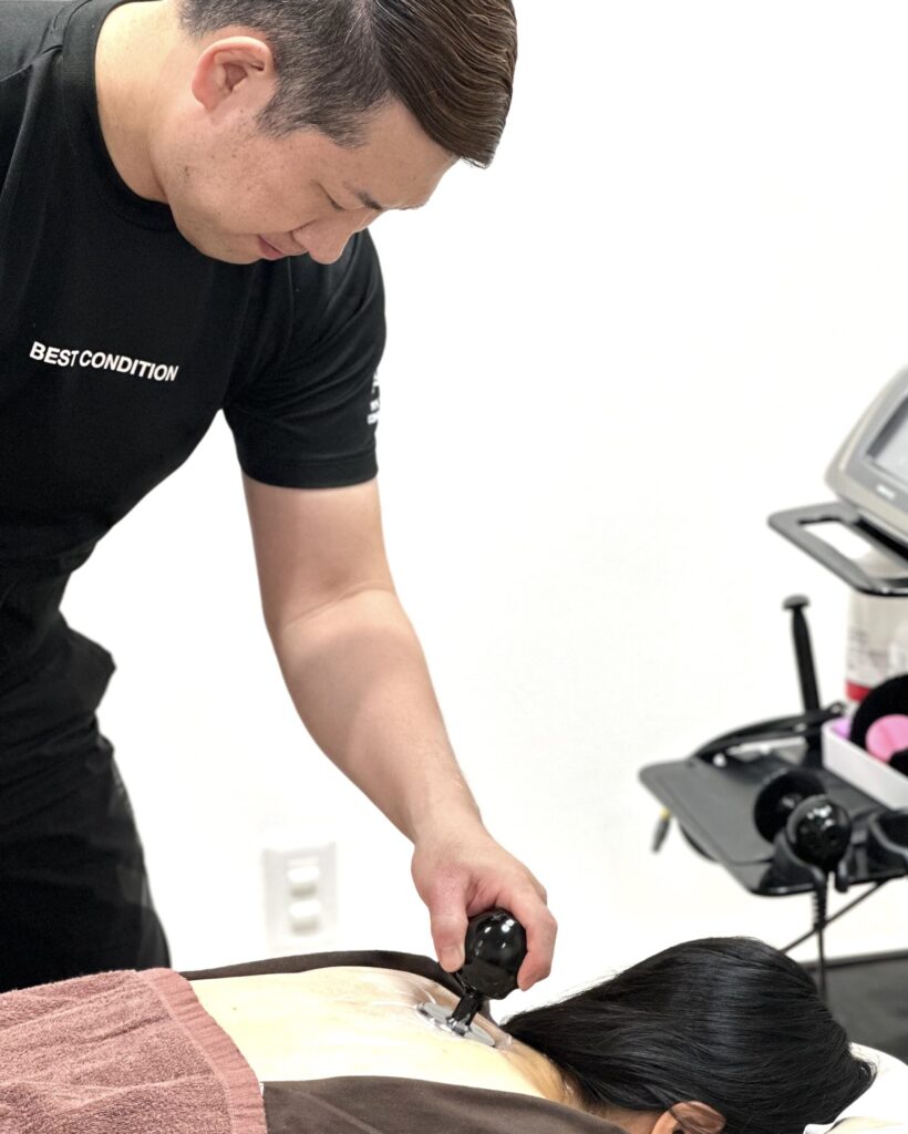 TMCで首から肩甲骨周辺にラジオ波ケアを行っている施術風景