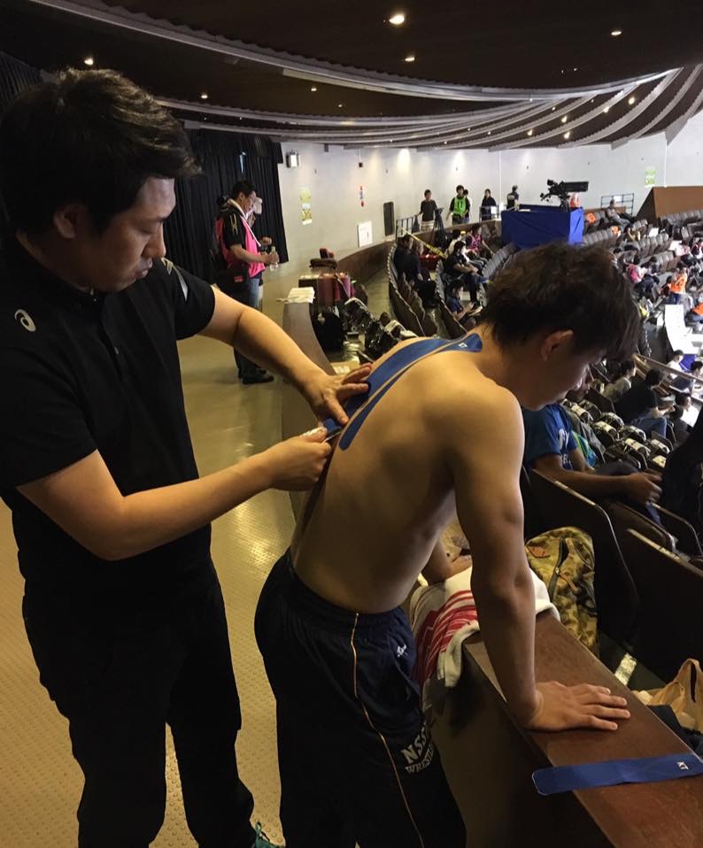 2015年、樋口黎選手の試合前に行ったテーピングサポート風景。集中力と準備の大切さが伝わる。