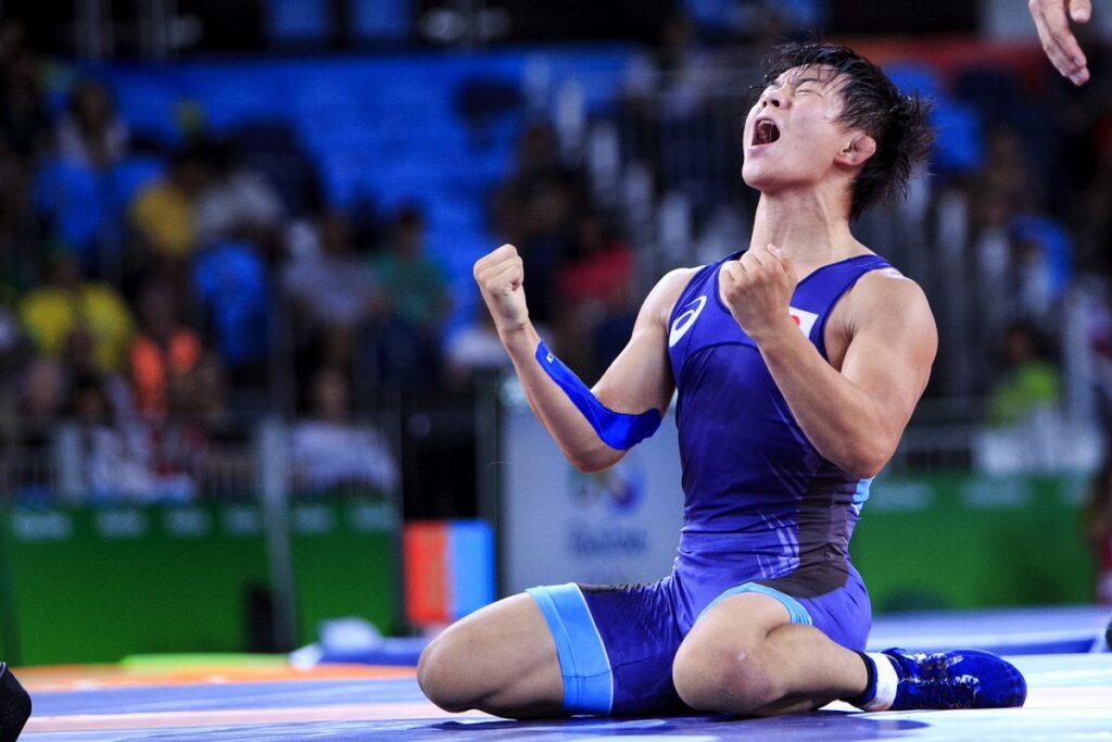 リオ五輪での勝利後、ガッツポーズを決める樋口黎選手。努力が結果につながる瞬間。
