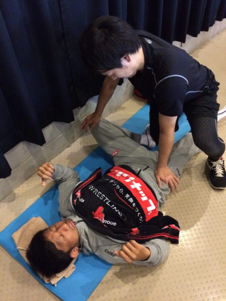 前田翔吾選手の試合直前、集中と信頼の中で行う最終コンディショニング調整。