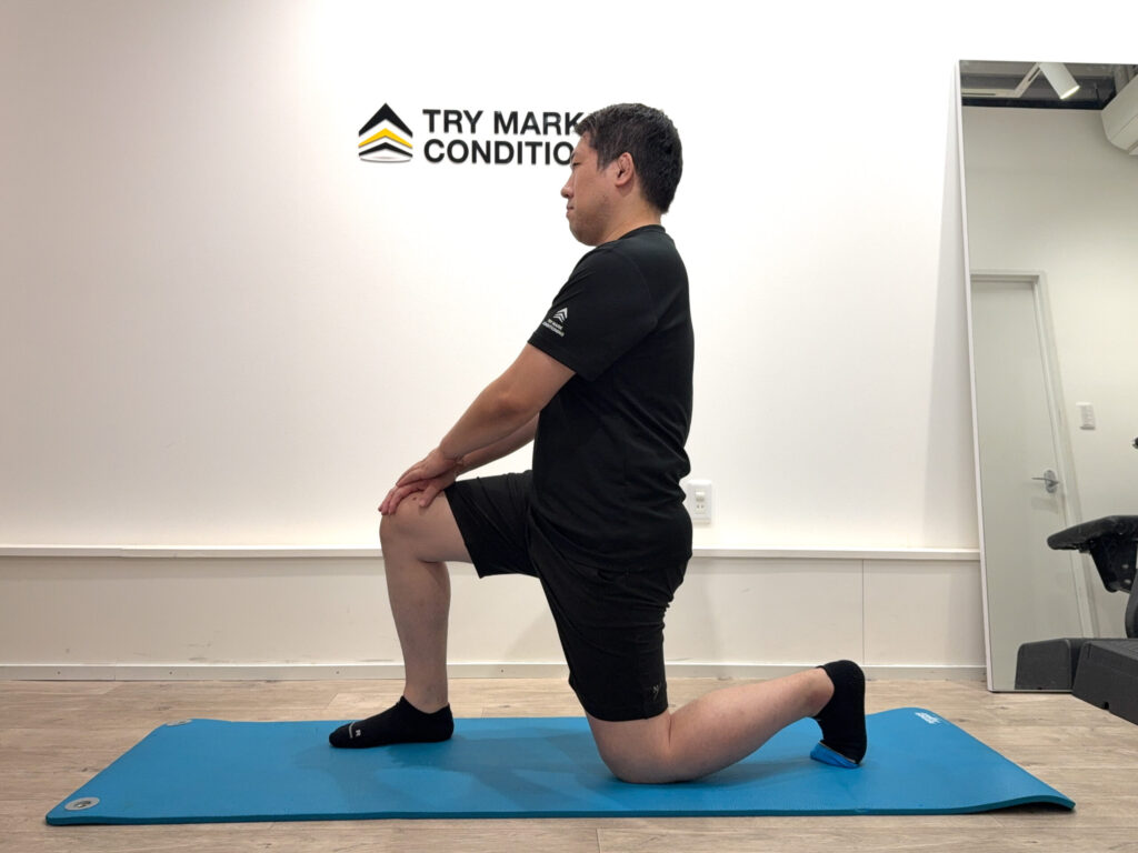 ストレッチの第一歩は「骨盤を立てる」こと。
TRY MARKでは、準備姿勢から正しく指導します。
