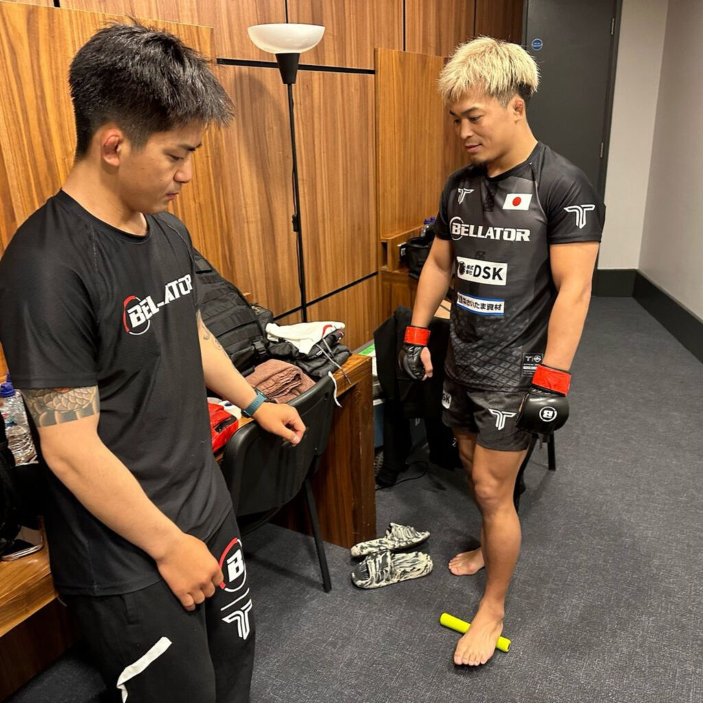 2024年Bellatorダブリン大会の控室で、RIZINファイター太田忍選手がナボソを足元に使用しながら感覚入力の準備を行っている様子。真剣な表情で集中している。