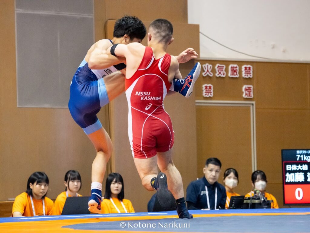 投げ技を仕掛ける加藤源大選手