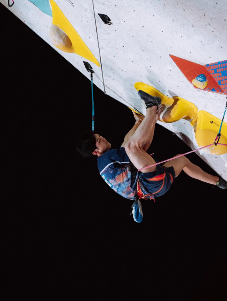 傾斜のある壁面で体勢を整える村下善乙選手（日本代表）