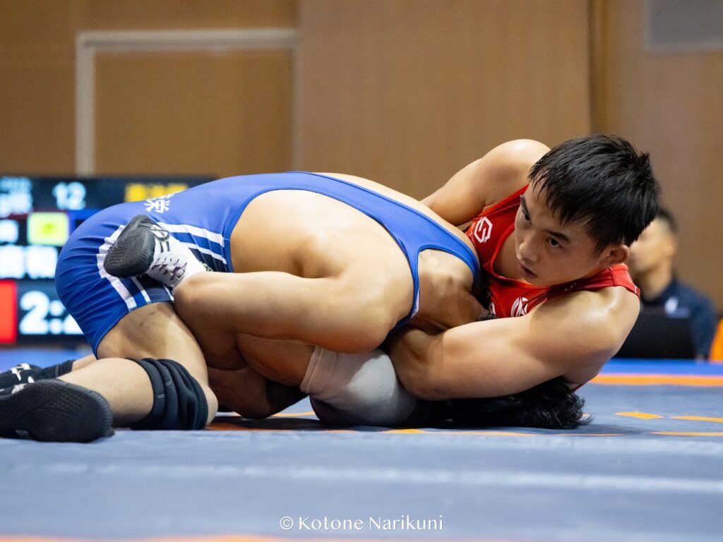 組み技で主導権を握る古川音和選手の攻防