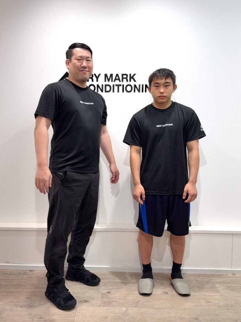 トライマークでの古川音和選手とトレーナーの記念写真