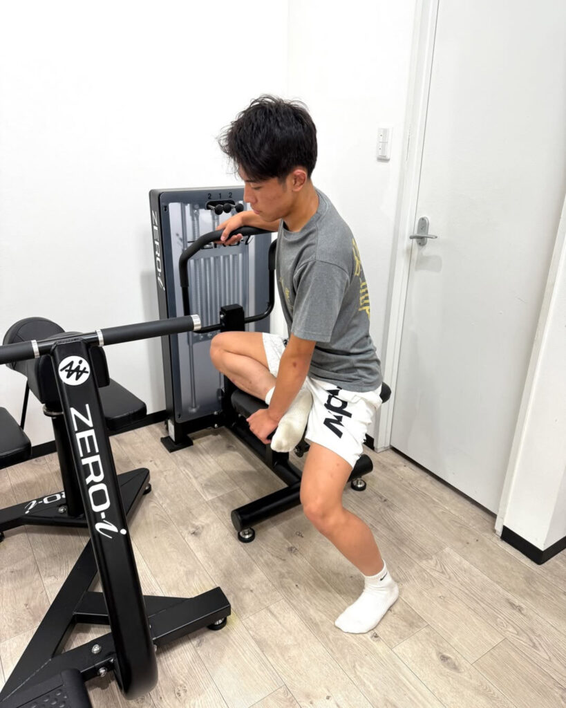 レスリング檜山惇也選手がZERO-iストレッチマシンで股関節のたたみ方を学んでいるシーン