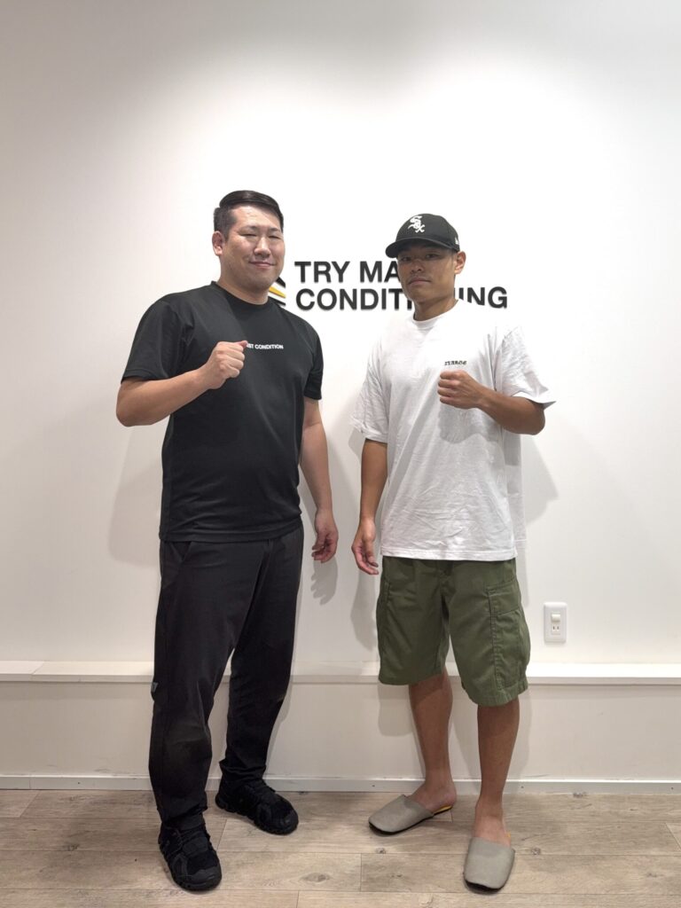 TRY MARK CONDITIONINGに来店した山﨑一央選手との記念写真
