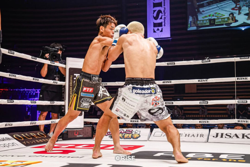 山﨑一央選手 vs 新井雄大選手｜RISE 2025 激闘中の様子