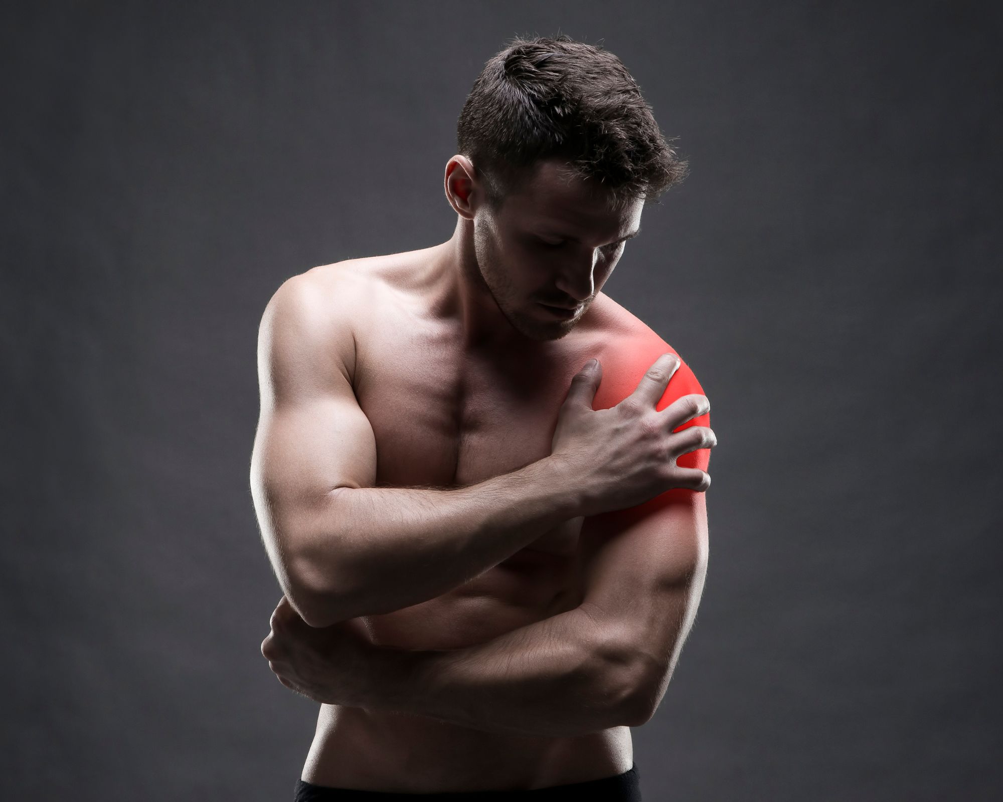 肩の痛みを抱える男性アスリート|上腕二頭筋腱炎や肩の炎症を表す写真